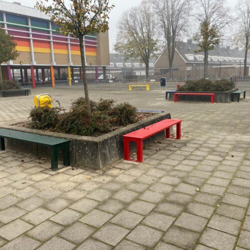 Parkbank Danielle 48 Deze voordelige parkbanken op het schoolplein in Ommen in diverse vrolike kleuren